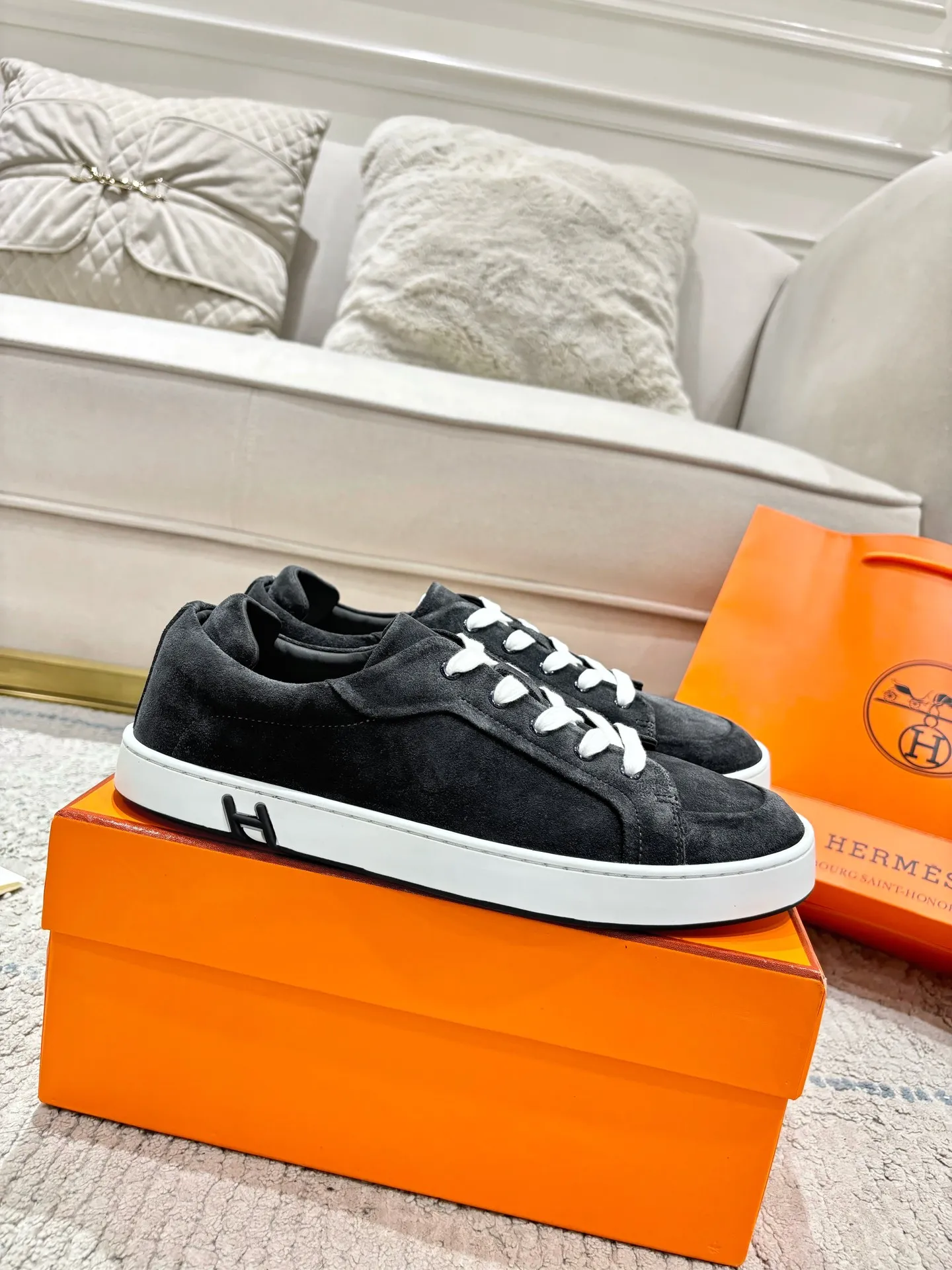 👟👟Ex-factory price 640👟👟 Men's model ➕10 Hermes·Hermès 2025ss new Lucky series men's leather loafers casual sports shoes for women Top version 🔝Original purchase, development and production👍🏻 This Hermès sports shoe is made of calfskin and suede goatskin, with iconic "H" details on the side, creating a dynamic and fashionable style. 💘 💜Material: original imported first-layer cowhide 💛Inner lining: original customized soft sheepskin 💚Sole: original molded non-slip TPU outsole ❤️Sole thickness: about 2.5cm 🤍Number of yards: 35-45👣 (40 for women and 45 for men, custom-made and non-refundable